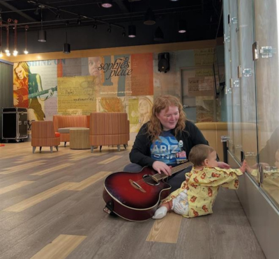 music-therapy-sarra-erb-guitar-with-baby_400x372